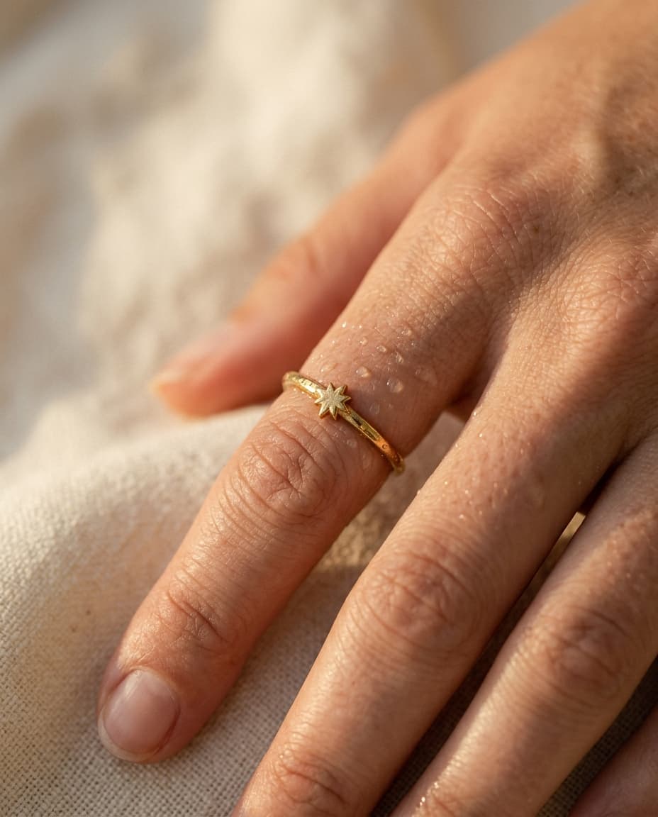 Makroaufnahme eines 18K vergoldeten Rings mit Wassertropfen